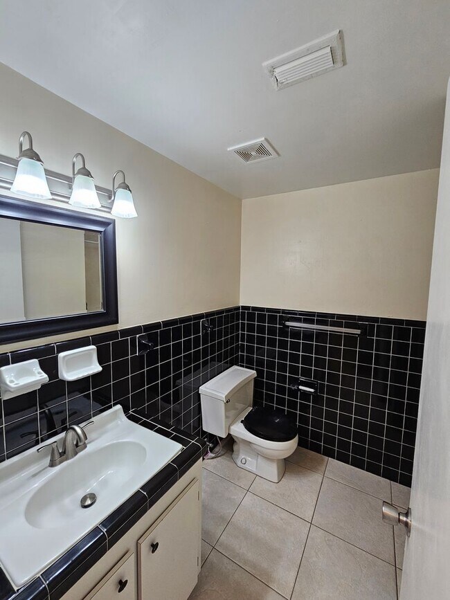 Building Photo - 6 Bedroom/3 Bath home in Black Acres
