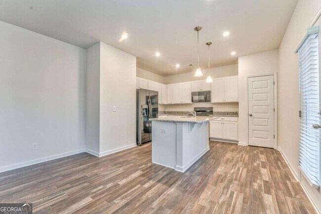 Building Photo - 8 Majestic Oaks Way NE