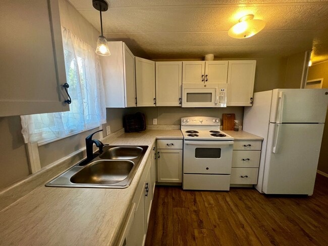 Building Photo - Newly Remodeled 3-Bedroom on Fully-Fenced Lot