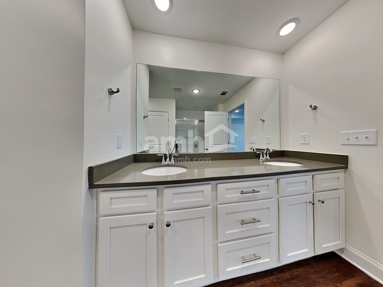 Building Photo - 3881 Chivalry Dr