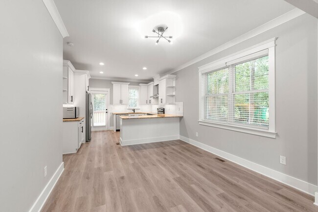 Building Photo - Beautiful Home with a Backyard Deck in Bid...