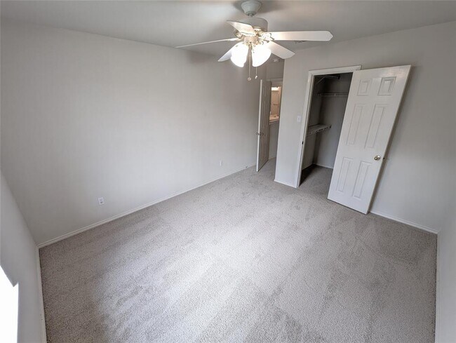 Building Photo - 303 N Carriage Hills Dr