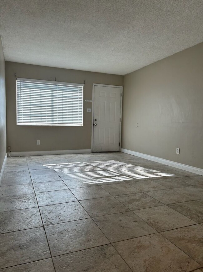 Building Photo - 702 W Atkins Ave