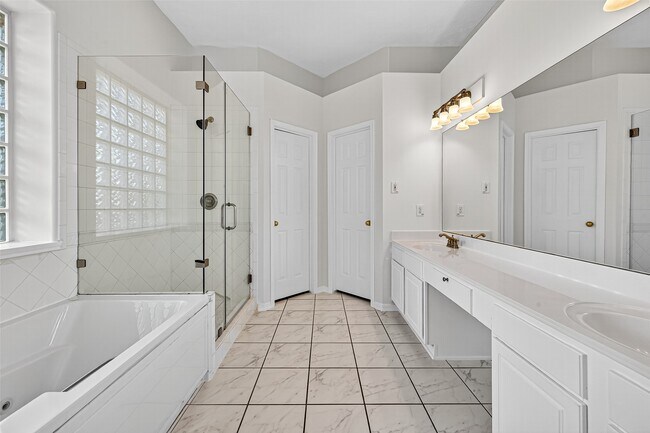 Building Photo - 15618 Edgemere Ct