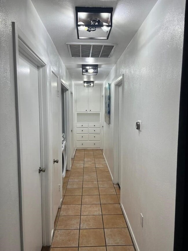 Building Photo - 2907 Redbud Ave