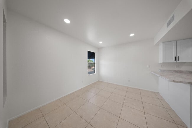 Building Photo - 220 N 22nd Pl