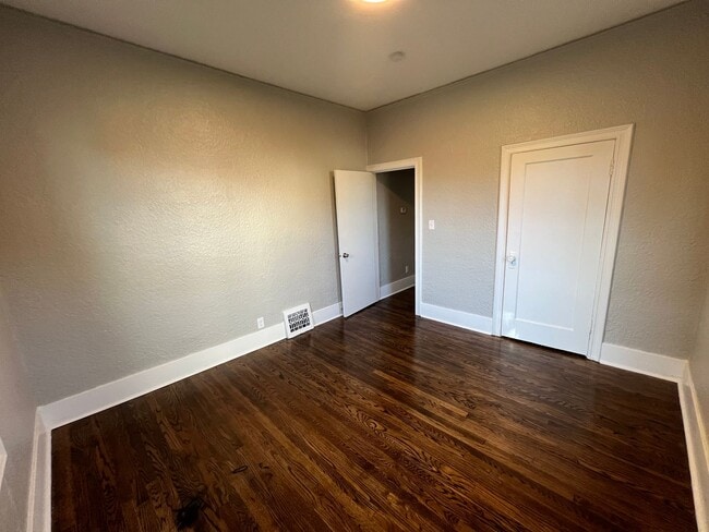 Building Photo - Charming 2 Bed 1 Bath