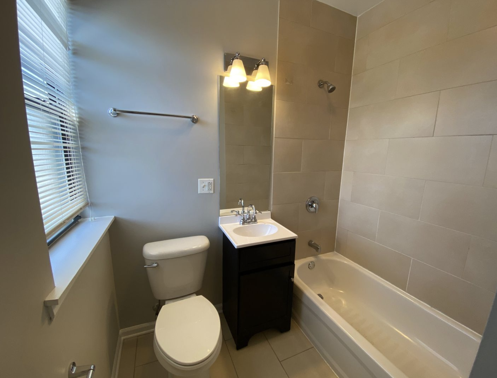 Bathroom - 2807 W Lawrence Ave