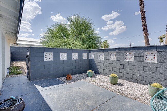 Building Photo - 1531 Commanche Dr