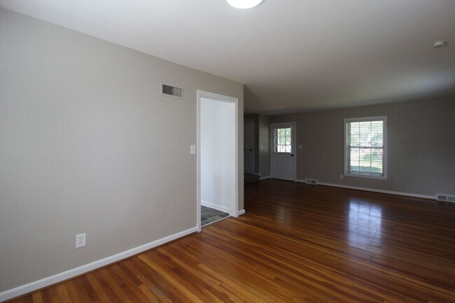 Building Photo - August FREE On This 2 Bedroom 1 Bath Duple...