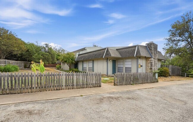 Building Photo - 807 Castle Ridge Rd