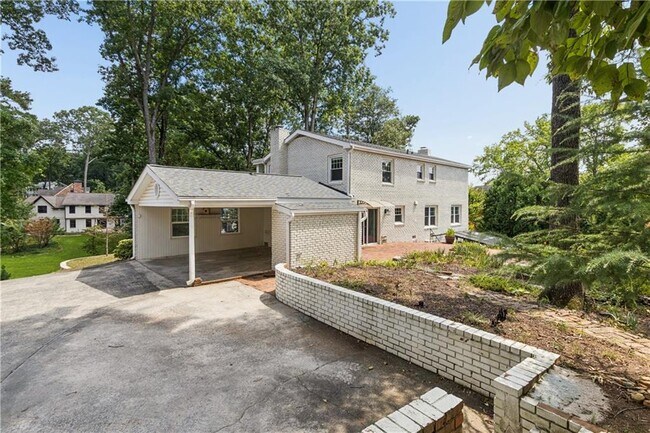 Building Photo - 800 Glenairy Dr NE
