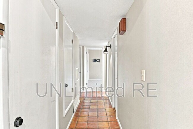 Building Photo - 2700 W Lynette Dr