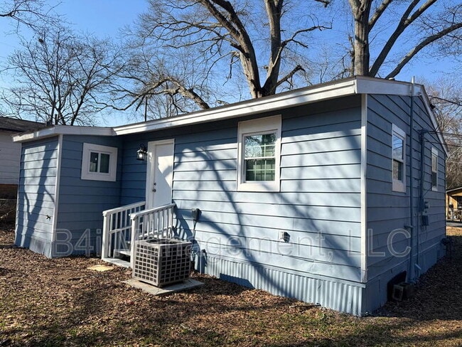 Building Photo - 27 Domineck St