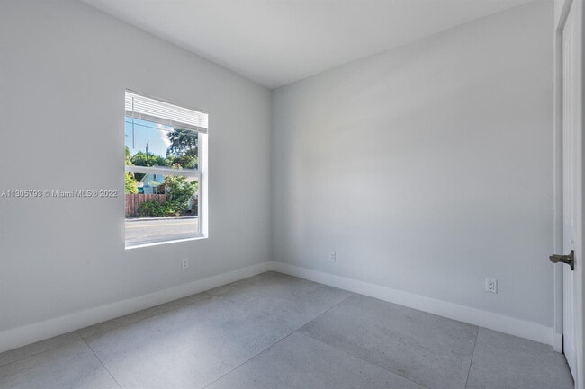 Building Photo - 513 6th Ave S