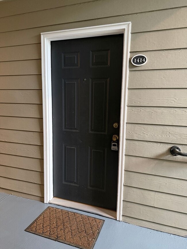 Building Photo - Beautifully renovated 3-bedroom, 2-bath condo located in Estates at Westbury