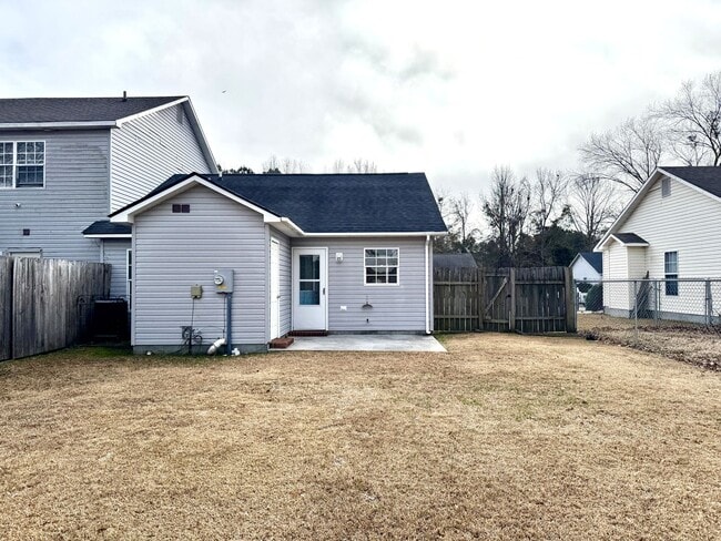 Building Photo - Adorable 2BR/2 Bath Duplex!