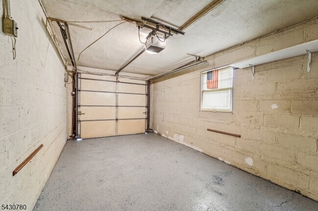 Building Photo - 1030 Jassamine Way