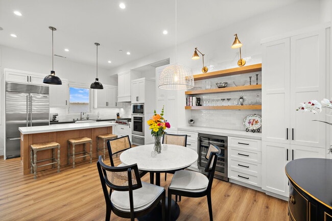 Building Photo - 611.5 Jasmine Ave