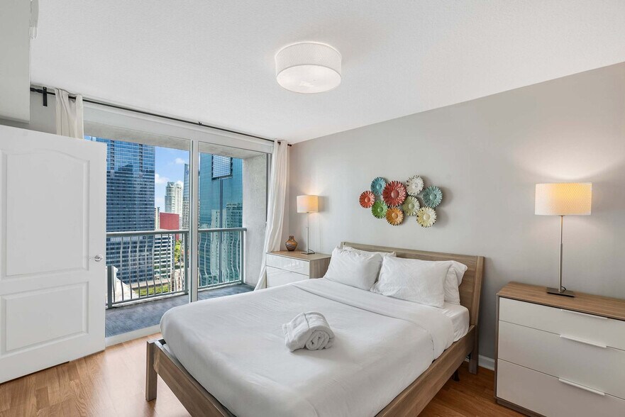 Building Photo - 1 SE 12th St