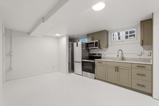 Building Photo - All-Utilities-Included Studio in Historic Bristol Manor | Pet Friendly