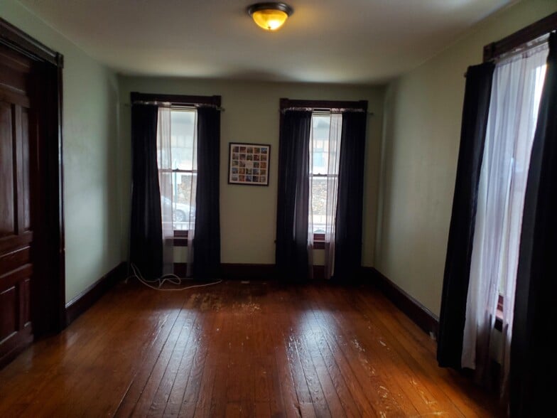 Building Photo - 215 W Chestnut St