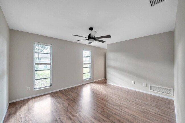 Building Photo - Modern, Move-In-Ready 3/2 Home with Spacious Yard & Garage |