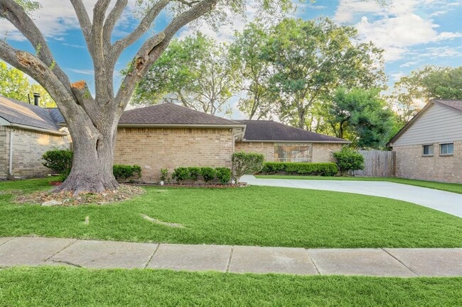 Building Photo - 219 Greenshire Dr