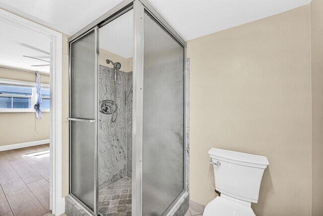 Building Photo - 1161 Hillsboro Mile Unit 207