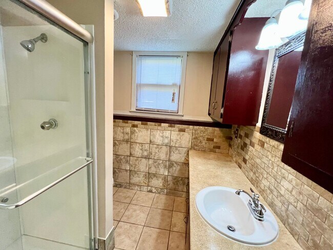 Building Photo - 4 Bedroom, 3 Bath walking distance to Amanda Arnold Elementary!