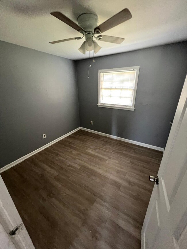 Building Photo - 2410 E 7th St