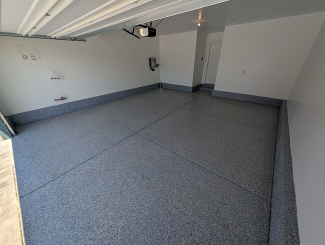 Building Photo - 484 Golden Myna Ave