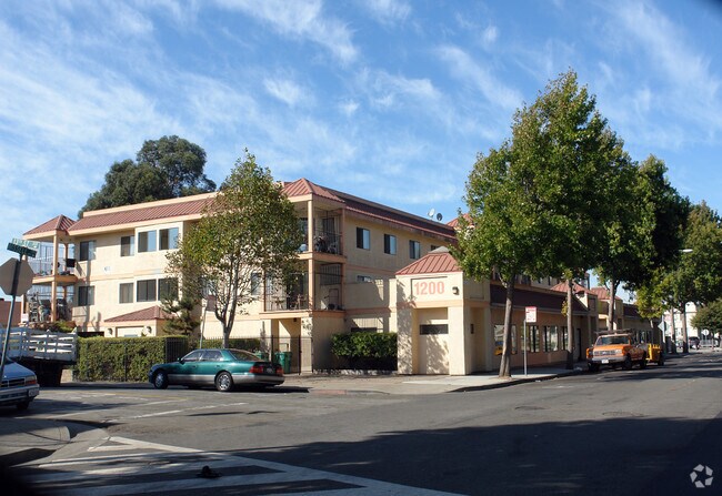 Building Photo - 1200-1250 Bissell Ave