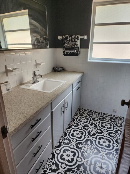 Master bath. - 117 Trout Ave