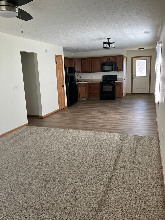 Building Photo - One bedroom apartment with attached one-car garage!