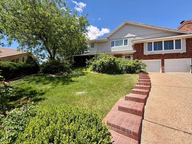Building Photo - Distinctive and Spacious 5-BR Home in Bloomington