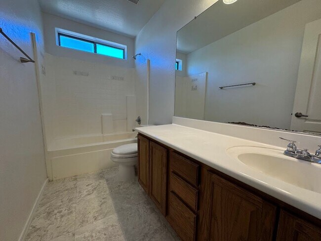 Building Photo - * $400 off move-in! Call today!!* Spacious 3 Bed Home with Office in Glendale - 2 Car Garage - Fr...
