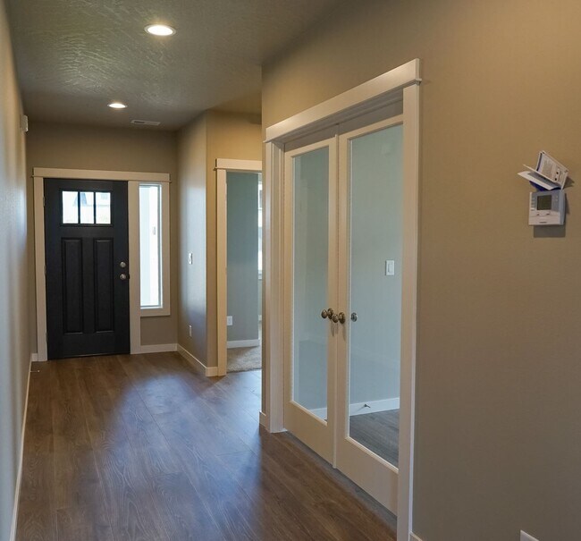 Building Photo - 3 bedroom 2 bath -3 car garage!