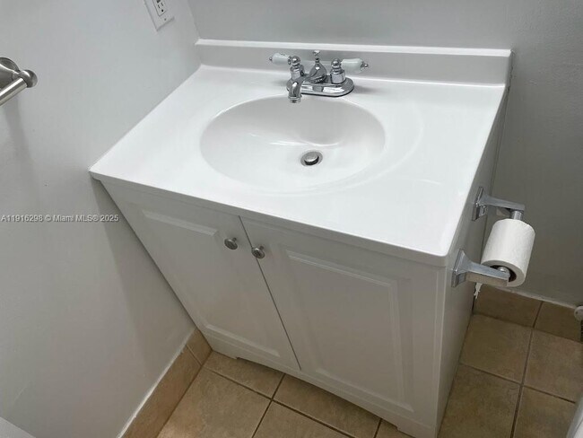 Building Photo - 430 S Park Rd