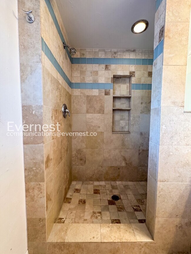 Building Photo - 4-Bed/2-Bath House Charming Home with Fenced Yard/ Available Now!