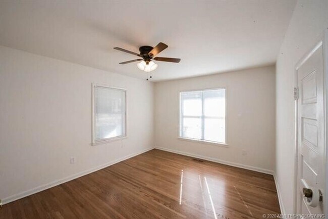 Building Photo - Well maintained 3 bedroom on double corner...