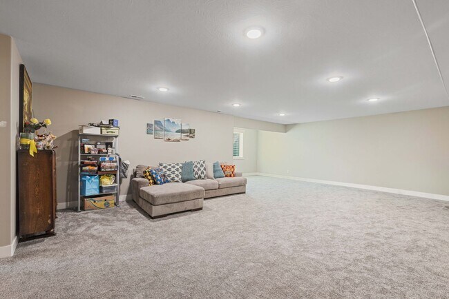 Building Photo - Partially furnished Twin home in Rigby