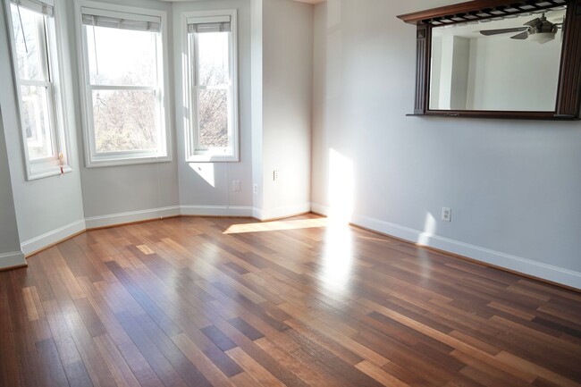 Building Photo - Lovely Studio Condo in Capitol Hill!