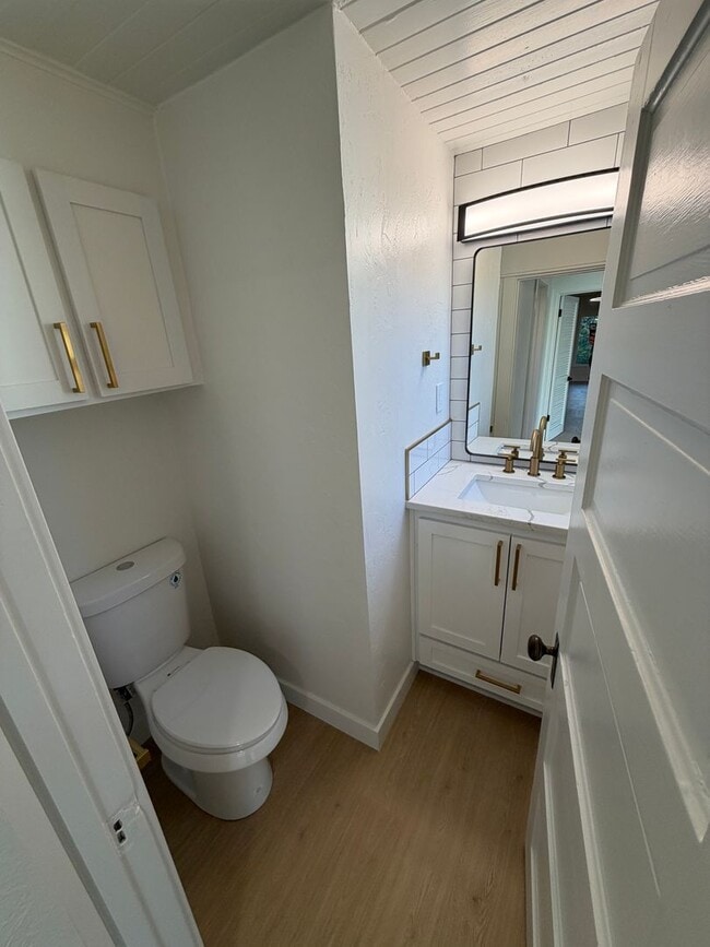 Building Photo - WAL2 - FULLY renovated 3 bed 1.5 bath Duplex on OAKWAY!