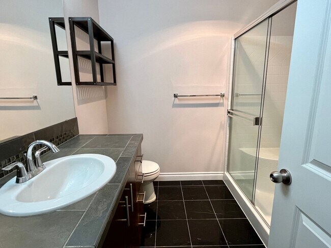 Building Photo - Beautiful Lynnwood 2-Bed Townhome with Tan...