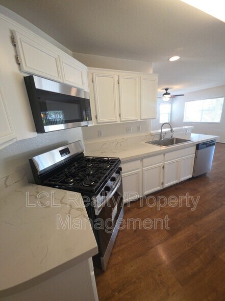 Building Photo - 26807 Mountain Glen Dr