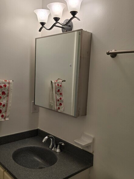 Bath storage - 12103 Viewpoint Dr