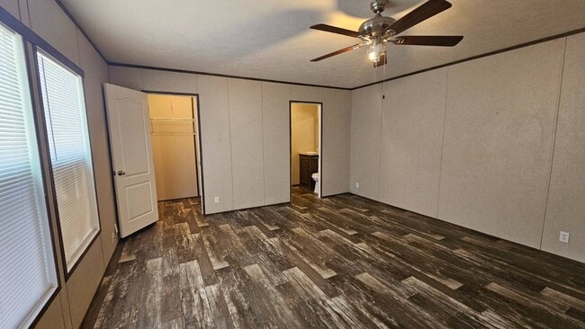 Building Photo - 2320 E MacArthur Rd