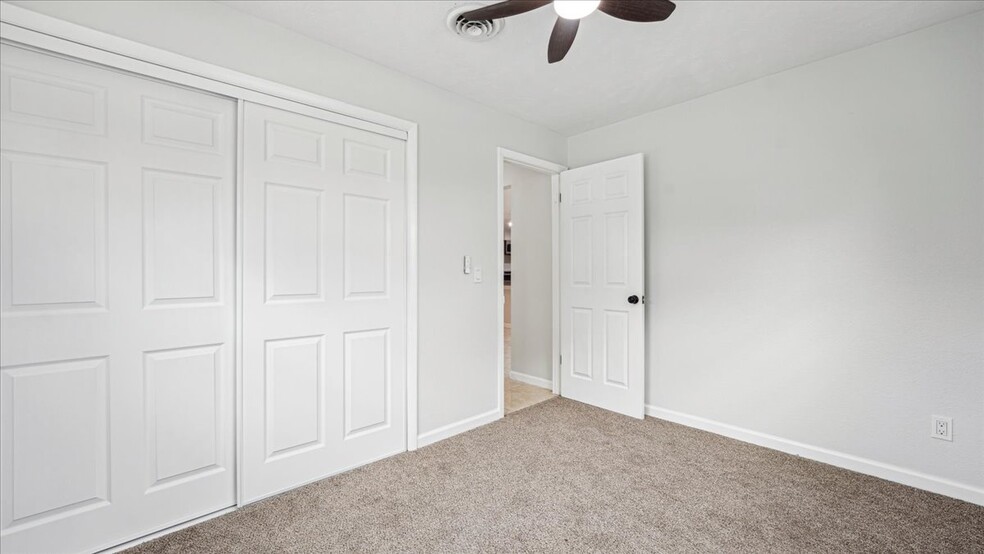 Building Photo - 4800 Key Largo Dr W
