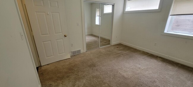 Building Photo - 303 Center St